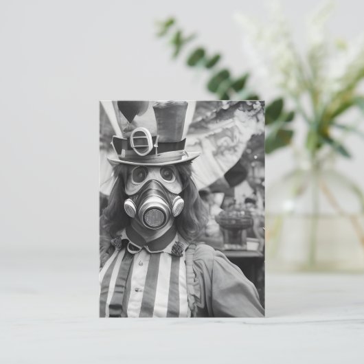 Retro Vrouw in een Gasmasker op een Carnaval Briefkaart (Staand voorkant)