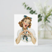 Retro vrouw maakt hart gebaar briefkaart (Staand voorkant)