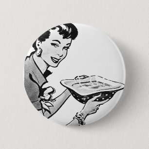 Retro-vrouw met op het huis gekookt vlees ronde button 5,7 cm