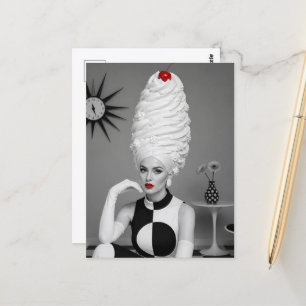 Retro vrouw met slagroom en een kers haar briefkaart