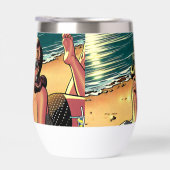 Retro vrouw op het strand leest een modeblad (Rechts)