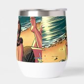Retro vrouw op het strand leest een modeblad (Links)