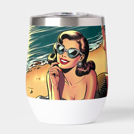 Retro vrouw op het strand leest een modeblad (Voorkant)