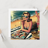 Retro vrouw op het strand leest een modeblad kaart (Voorkant / Achterkant in situ)