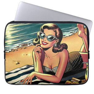 Retro vrouw op het strand leest een modeblad laptop sleeve