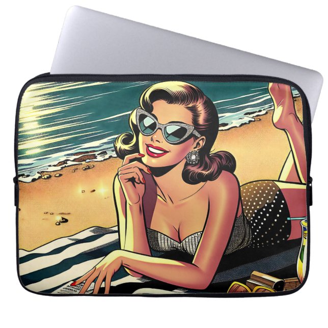 Retro vrouw op het strand leest een modeblad laptop sleeve (Voorkant)
