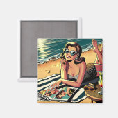 Retro vrouw op het strand leest een modeblad magneet (Voorkant / Achterkant)