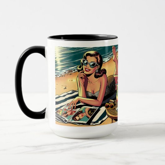 Retro vrouw op het strand leest een modeblad mok (Links)