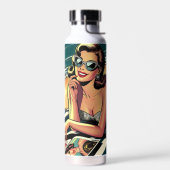 Retro vrouw op het strand leest een modeblad waterfles (Links)