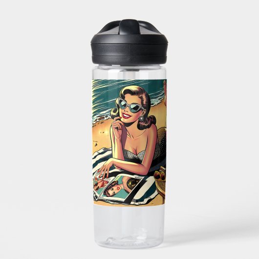 Retro vrouw op het strand leest een modeblad waterfles (Voorkant)