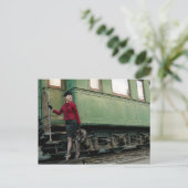 retro vrouw op treinstation briefkaart (Staand voorkant)