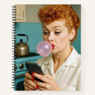 Retro Vrouw Typt Op Een Mobiele Telefoon Notitieboek