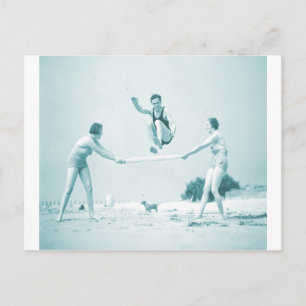 Retro  vrouwen in het strand zwemmen briefkaart