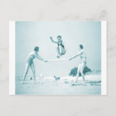 Retro  vrouwen in het strand zwemmen briefkaart (Voorkant)