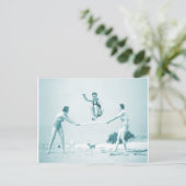 Retro  vrouwen in het strand zwemmen briefkaart (Staand voorkant)