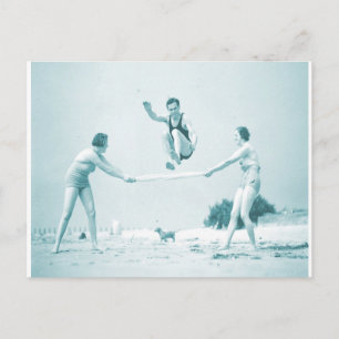 Retro  vrouwen in het strand zwemmen briefkaart