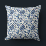 retro waterverf Delfts blauw bloemig Kussen<br><div class="desc">Dit waterverf delft blauw bloemenkussen is een mooie aanvulling op elke kamer. De zachte, pluche stof is perfect voor het opkrullen op de bank met een goed boek of het kijken naar een film. Het bloemontwerp is zowel elegant als grillig, en het zal een vleugje verfijning toevoegen aan uw interieur....</div>