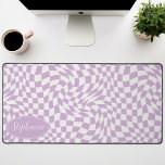 Retro Wave: Modern golvend Paarse dambord Bureaumat<br><div class="desc">Verhoog uw werkruimte met deze moderne Wavy Checkerboard Patroon Gepersonaliseerde Desk Mat. Deze mat cadeau een speelse twist op een klassiek dambord, tot leven gebracht met een golvend golfpatroon in tinten van paarse en crème. De gepersonaliseerde functie biedt een extra vleugje individualiteit, waardoor uw werkruimte echt uw eigen is. Het...</div>