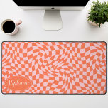 Retro Wave: Modern golvend Sinaasappel roze dambor Bureaumat<br><div class="desc">Verhoog uw werkruimte met deze moderne Wavy Checkerboard Patroon Gepersonaliseerde Desk Mat. Deze mat cadeau een speelse twist op een klassiek dambord, tot leven gebracht met een golvend golfpatroon in tinten van sinaasappel en roze. De gepersonaliseerde functie biedt een extra vleugje individualiteit, waardoor uw werkruimte echt uw eigen is. Het...</div>