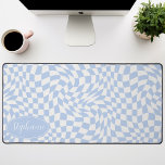 Retro Wave: Modern Wavy Blauw dambord Bureaumat<br><div class="desc">Verhoog uw werkruimte met deze moderne Wavy Checkerboard Patroon Gepersonaliseerde Desk Mat. Deze mat cadeau een speelse twist op een klassiek dambord, tot leven gebracht met een golvend golfpatroon in tinten blauw en crème. De gepersonaliseerde functie biedt een extra vleugje individualiteit, waardoor uw werkruimte echt uw eigen is. Het ontwerp...</div>