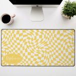 Retro Wave: Modern Wavy geel dambord Bureaumat<br><div class="desc">Verhoog uw werkruimte met deze moderne Wavy Checkerboard Patroon Gepersonaliseerde Desk Mat. Deze mat cadeau een speelse twist op een klassiek dambord, tot leven gebracht met een golvend golfpatroon in gele en crèmekleurige tinten. De gepersonaliseerde functie biedt een extra vleugje individualiteit, waardoor uw werkruimte echt uw eigen is. Het ontwerp...</div>