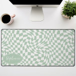 Retro Wave: Modern Wavy Mint Groen dambord Bureaumat<br><div class="desc">Verhoog uw werkruimte met deze moderne Wavy Checkerboard Patroon Gepersonaliseerde Desk Mat. Deze mat cadeau een speelse twist op een klassiek dambord, tot leven gebracht met een golvend golfpatroon in tinten van muntgroen en crème. De gepersonaliseerde functie biedt een extra vleugje individualiteit, waardoor uw werkruimte echt uw eigen is. Het...</div>