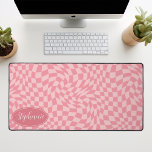 Retro Wave: Modern Wavy Roze dambord patroon Bureaumat<br><div class="desc">Verhoog uw werkruimte met deze moderne Wavy Checkerboard Patroon Gepersonaliseerde Desk Mat. Deze mat cadeau een speelse twist op een klassiek dambord, tot leven gebracht met een golvend golfpatroon in tinten van blush pink. De gepersonaliseerde functie biedt een extra vleugje individualiteit, waardoor uw werkruimte echt uw eigen is. Het ontwerp...</div>