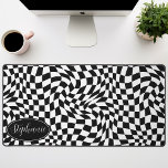 Retro Wave: Modern Wavy Zwart Checkerboard Bureaumat<br><div class="desc">Verhoog uw werkruimte met deze moderne Wavy Checkerboard Patroon Gepersonaliseerde Desk Mat. Deze mat cadeau een speelse twist op een klassiek dambord, tot leven gebracht met een golvend golfpatroon in zwart-wit tinten. De gepersonaliseerde functie biedt een extra vleugje individualiteit, waardoor uw werkruimte echt uw eigen is. Het ontwerp combineert moeiteloos...</div>