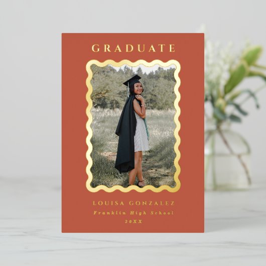 Retro Waves Terracotta & Gold Afstuderen Folie Uitnodiging (Staand Voorkant)
