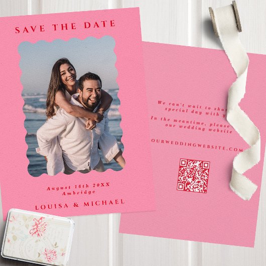 Retro Wavy Foto & QR Code Roze & Rood Weddenschap Save The Date