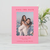 Retro Wavy Foto & QR Code Roze & Rood Weddenschap Save The Date (Staand voorkant)