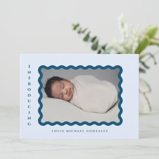 Retro Wavy Lijst Foto Blauwe Aankondiging geboorte (Staand voorkant)