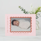 Retro Wavy Lijst Foto Blush & Terracotta Birth Aankondiging (Staand voorkant)