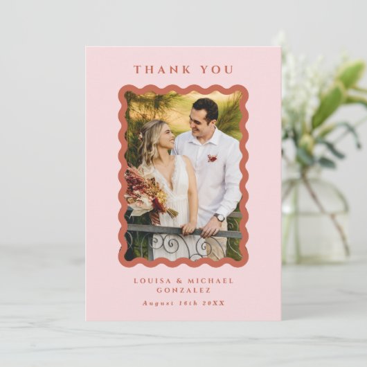Retro Wavy Lijst Foto Blush & Terracotta Wedding Bedankkaart (Staand voorkant)