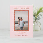 Retro Wavy Lijst Foto Blush & Terracotta Wedding Save The Date (Staand voorkant)
