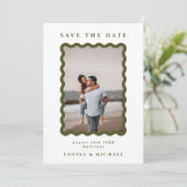 Retro Wavy Lijst Foto groen en wit huwelijk Save The Date (Staand voorkant)