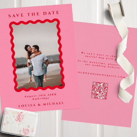 Retro Wavy Lijst Foto Rood & Roze QR Code Weddensc Save The Date