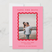 Retro Wavy Lijst Foto Rood & Roze QR Code Weddensc Save The Date (Voorkant)
