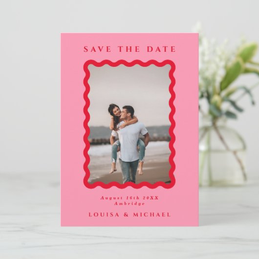 Retro Wavy Lijst Foto Rood & Roze QR Code Weddensc Save The Date (Staand voorkant)