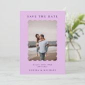 Retro Wavy Photo & QR Code Lila & Paars huwelijk Save The Date (Staand voorkant)
