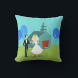 Retro Weddenpaar buitenshuis Pillow Buitenkussen<br><div class="desc">Deze Retro Wedding Couple Outdoor Pillow zal je huwelijksbells laten horen. Het minimalistische kunstontwerp van de jaren '60 kenmerkt een bruid en bruid op hun trouwdag. Het gelukkige paar ziet er goed genoeg uit om op een bruiloft te staan. Maar dat zijn ze niet. Ze staan op gras, groengras. De...</div>