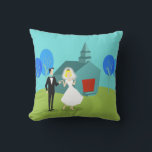 Retro Weddenpaar buitenshuis Pillow Buitenkussen<br><div class="desc">Deze Retro Wedding Couple Outdoor Pillow zal je huwelijksbells laten horen. Het minimalistische kunstontwerp van de jaren '60 kenmerkt een bruid en bruid op hun trouwdag. Het gelukkige paar ziet er goed genoeg uit om op een bruiloft te staan. Maar dat zijn ze niet. Ze staan op gras, groengras. De...</div>