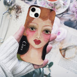 Retro Whimsical Boho  Geïnspireerde Art Naam toevo Case-Mate iPhone 14 Plus Hoesje<br><div class="desc">Dit gemengde mediaschilderij werd geïnspireerd door de illustraties die uit de jaren veertig in make-up-advertenties werden gevonden. Dit mooie rode hoofd met vettige rode lippen is op een velvochtige zwarte achtergrond en draagt een olijfgroen shirt om het zachte kleurenpalet aan te vullen en leent zich aan een boho retro vibe!...</div>