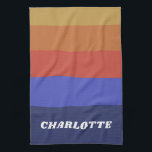 Retro Wide Blue Abstracte Stripes op maat Theedoek<br><div class="desc">Deze gepersonaliseerde keukenhanddoek is voorzien van opvallende horizontale strepen in geel, rood, paars en donkerblauw, met een aangepaste naam in wit aan de onderkant. Het eenvoudige kleurenpalet en het klassieke serif-lettertype geven het een leuk retro-gevoel terwijl het dingen praktisch houdt voor dagelijks gebruik. Een geweldig cadeau voor koks, gastheren, of...</div>