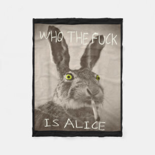 Retro Wie de F_ck is Alice Funny Rabbit Fleece Deken