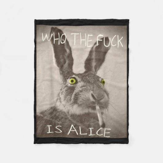 Retro Wie de F_ck is Alice Funny Rabbit Fleece Deken (Voorkant)