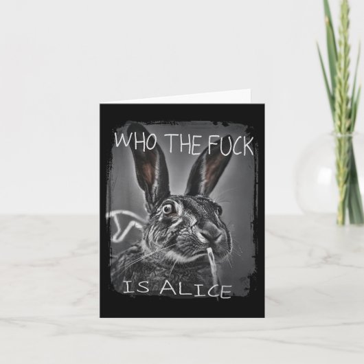 Retro Wie de F_ck is Alice Funny Rabbit Kaart (Voorkant)