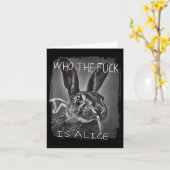 Retro Wie de F_ck is Alice Funny Rabbit Kaart (Gele Bloem)