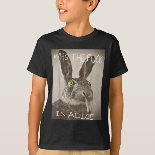 Retro Wie de F_ck is Alice Funny Rabbit T-shirt (Voorkant)