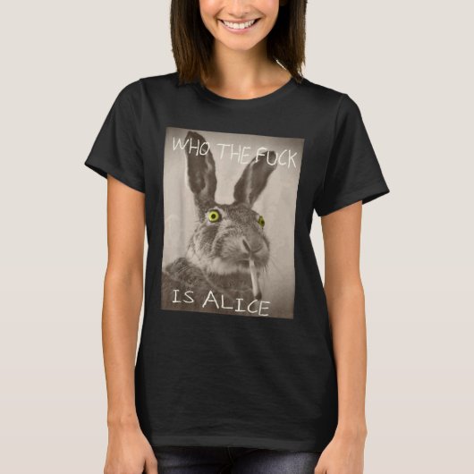 Retro Wie de F_ck is Alice Funny Rabbit T-shirt (Voorkant)